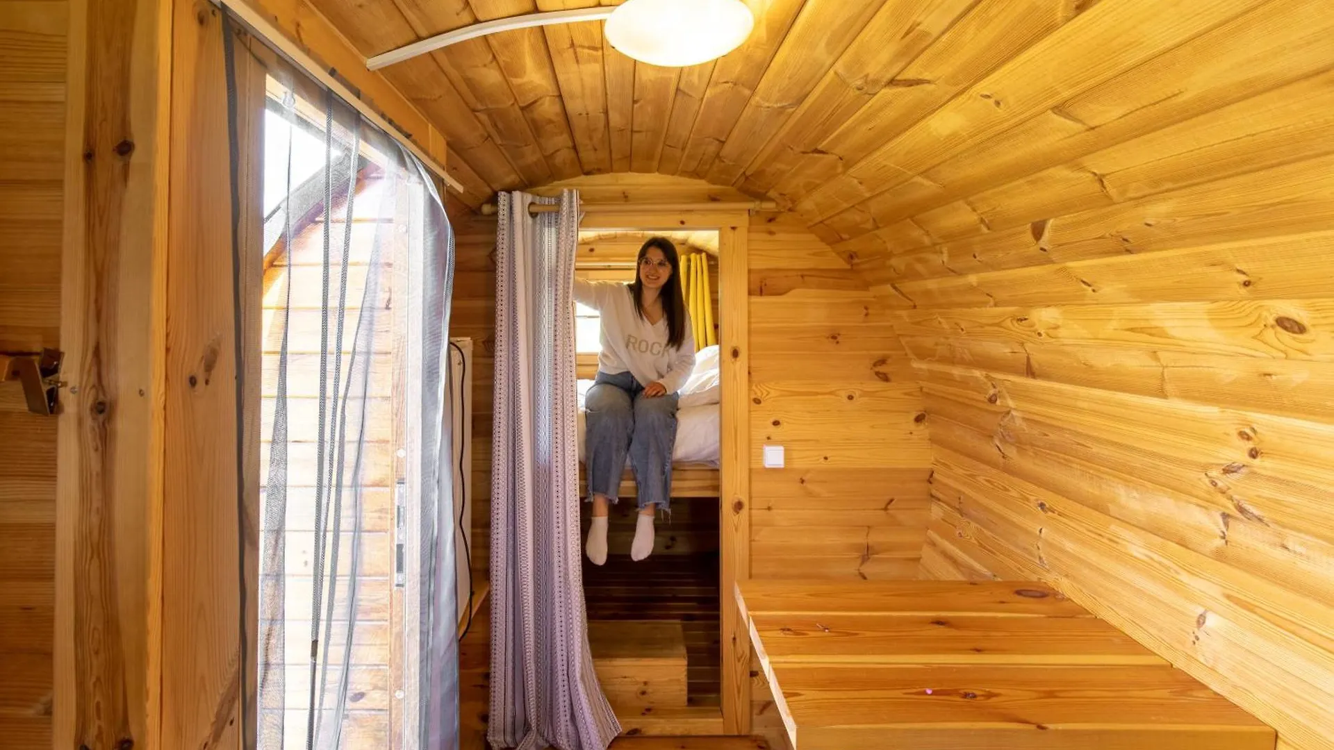 Logement Insolite Sous Forme De Tonneau 1 Domaine Les Hirondelles Domessin Luxussátor
